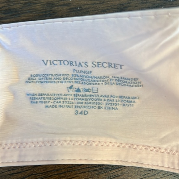 Victoria’s Secrete - 34D - Nude Plunge Bra - Picture 2 of 6